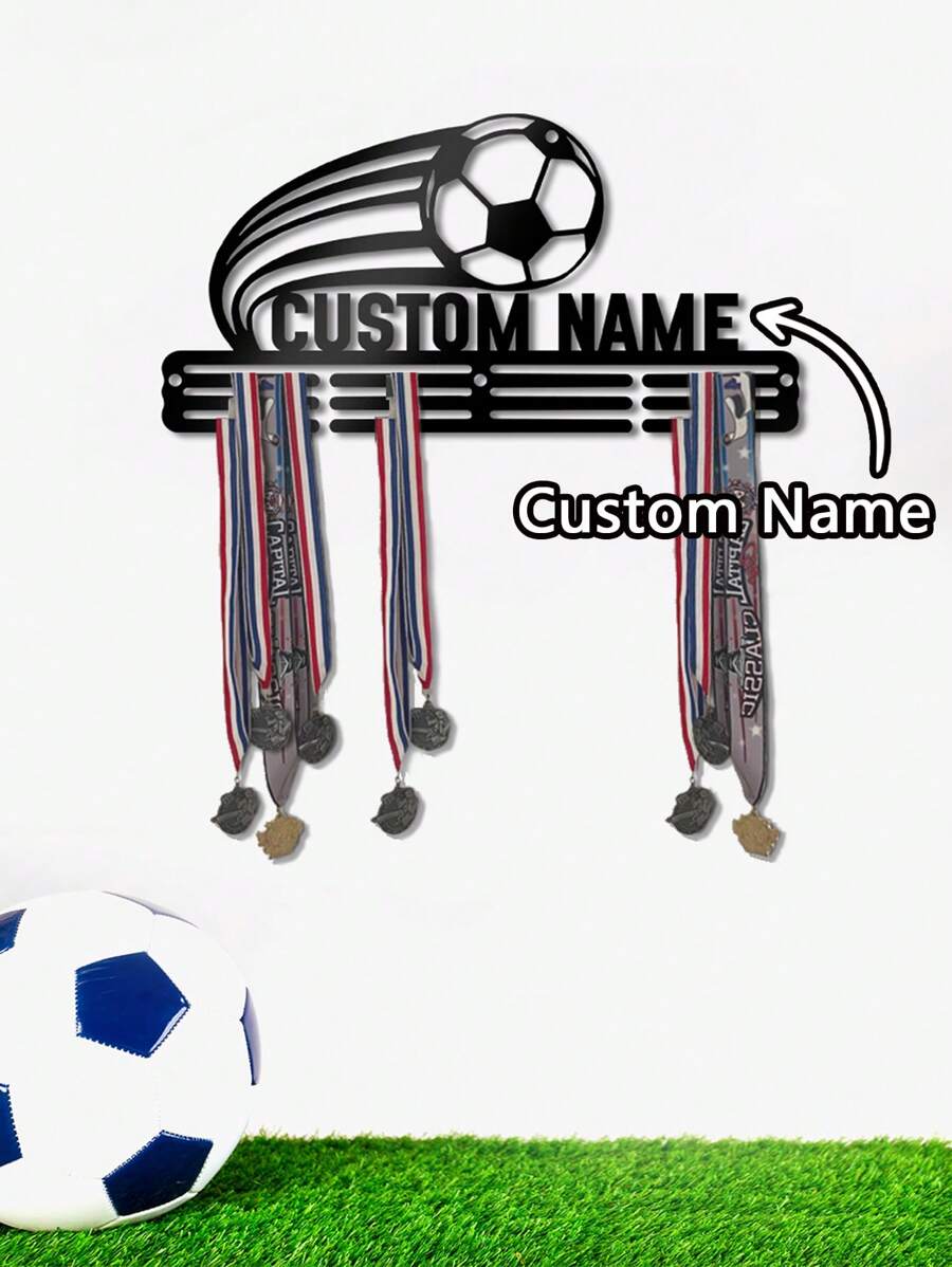 1 Pezzo Supporto Espositore Medaglie Fai-da-Te per Premi e Nastri, Supporto Medaglie Calcio Personalizzato con Nome per Decorazione Casa Soggiorno, Regalo per Giocatore di Calcio, Multifunzionale, Ornamentale, Riutilizzabile, Raffinato, Elegante, di Alta Qualità, Colorato, Moderno, Personalizzato, Unico, Regalo Ideale per Lui, Regalo Ideale per Lei, Fidanzato, Papà, Fidanzata, Mamma, Famiglia, Amici, Sala da Tè, Casa, Giardino, Ufficio, per Anniversari, per San Valentino, per la Festa della Mamma, per Compleanni, per la Festa del Papà, per Lauree, per Matrimoni, per Inaugurazione Casa