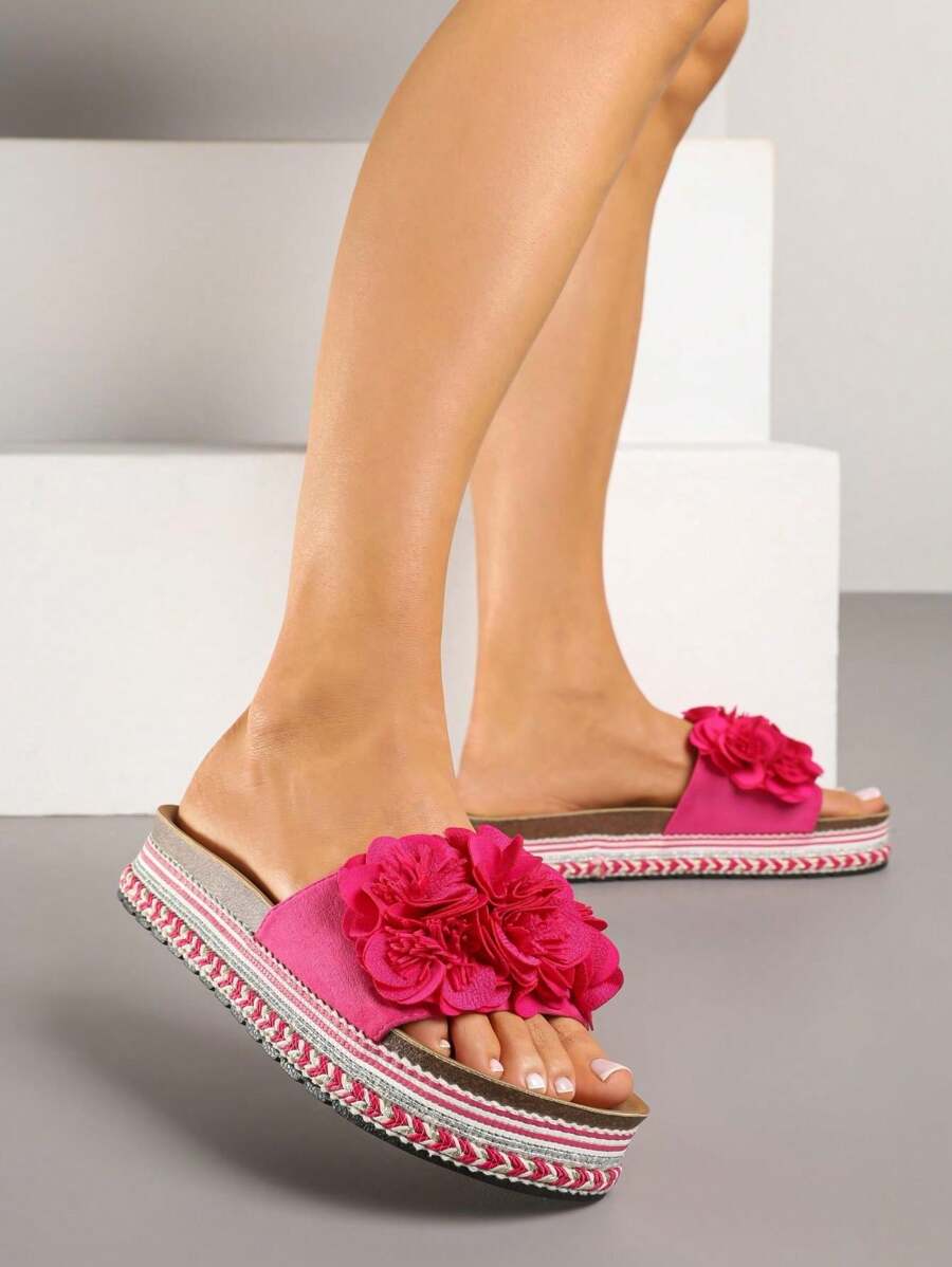 Infradito con suola spessa, intreccio e fiori 3D