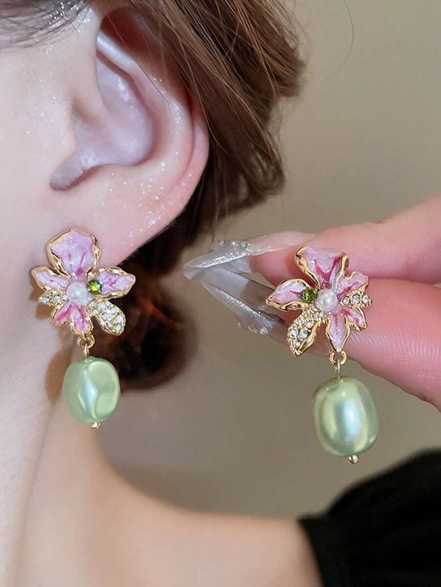 Vintage Faux Pearl Flower Earrings, Niche Design 2024 New Chinese Style Elegant Earrings, Retro Enamel Rhinestone Flower Earrings, Suitable For Daily Cheongsam And Hanfu Wear To Express Oriental Charm; Suitable For Retro Themed Parties, Art Exhibitions To Match The Artistic Style; Suitable For Brides Or Bridesmaids Wear At Weddings To Add Luxurious Romantic Atmosphere