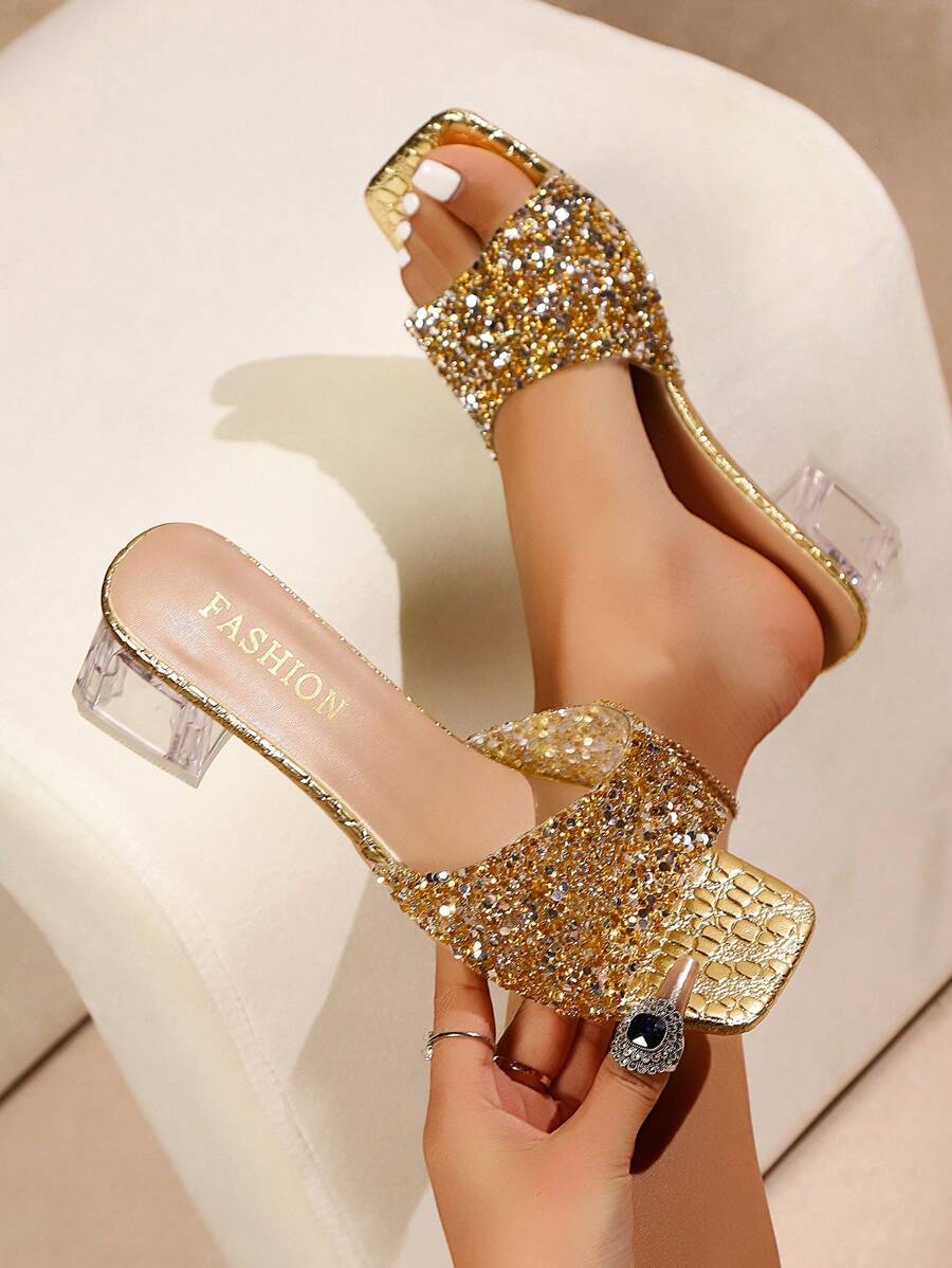 Sandalias de tacón grueso con puntera cuadrada y cristales transparentes, diseño elegante y versátil.