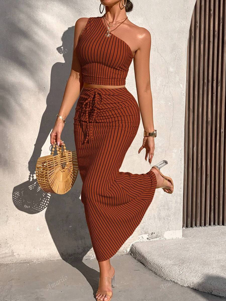 Conjunto de 2 piezas de mujer Amarilo de verano casual con parte superior corta con un hombro, fruncido y a rayas, y falda de sirena fruncida (estampado aleatorio)