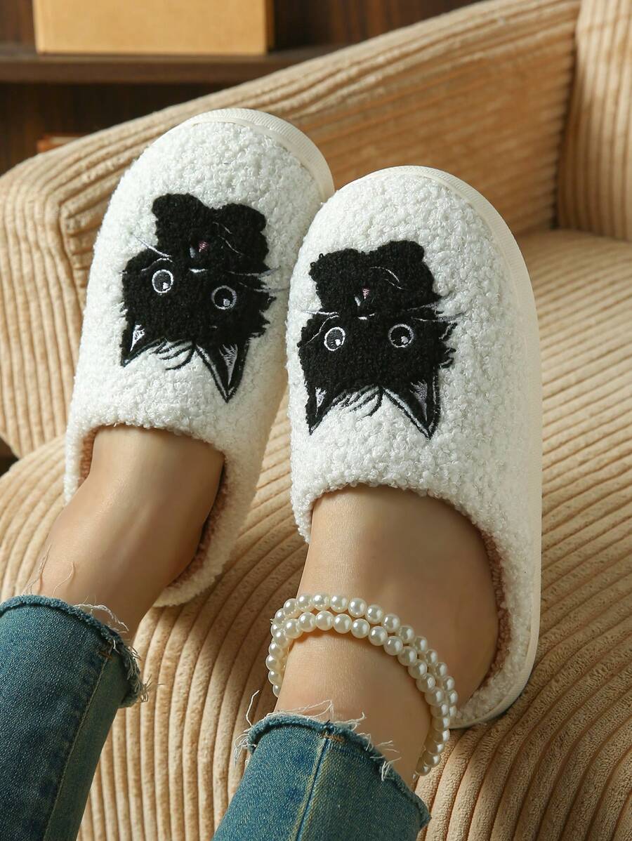 Chinelos internos de pelúcia com design fofo de gato, combinando conforto e fofura. Chinelos de casa macios bordados com gatinho encantador, um item indispensável para o vestuário doméstico estiloso. Chinelos de pelúcia com estampa de gatinho fofa, proporcionando uma experiência quente e fofa