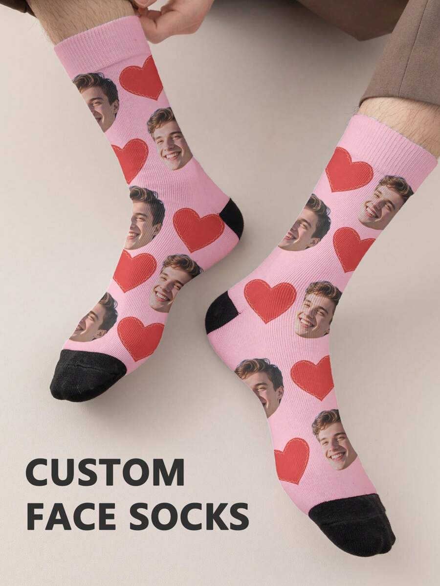 1 paire de chaussettes mi-longues personnalisées pour hommes. Mettez n'importe quel visage sur les chaussettes, chaussettes personnalisées avec photos, chaussettes amusantes et personnalisées moyennes et longues, convenant pour des occasions comme la Saint-Valentin, les anniversaires et les cadeaux.