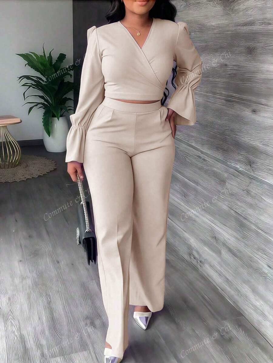 Traje elegante de pantalón y blusa de manga larga con cuello en V cruzado y silueta ajustada en unicolor de temporada otoñal