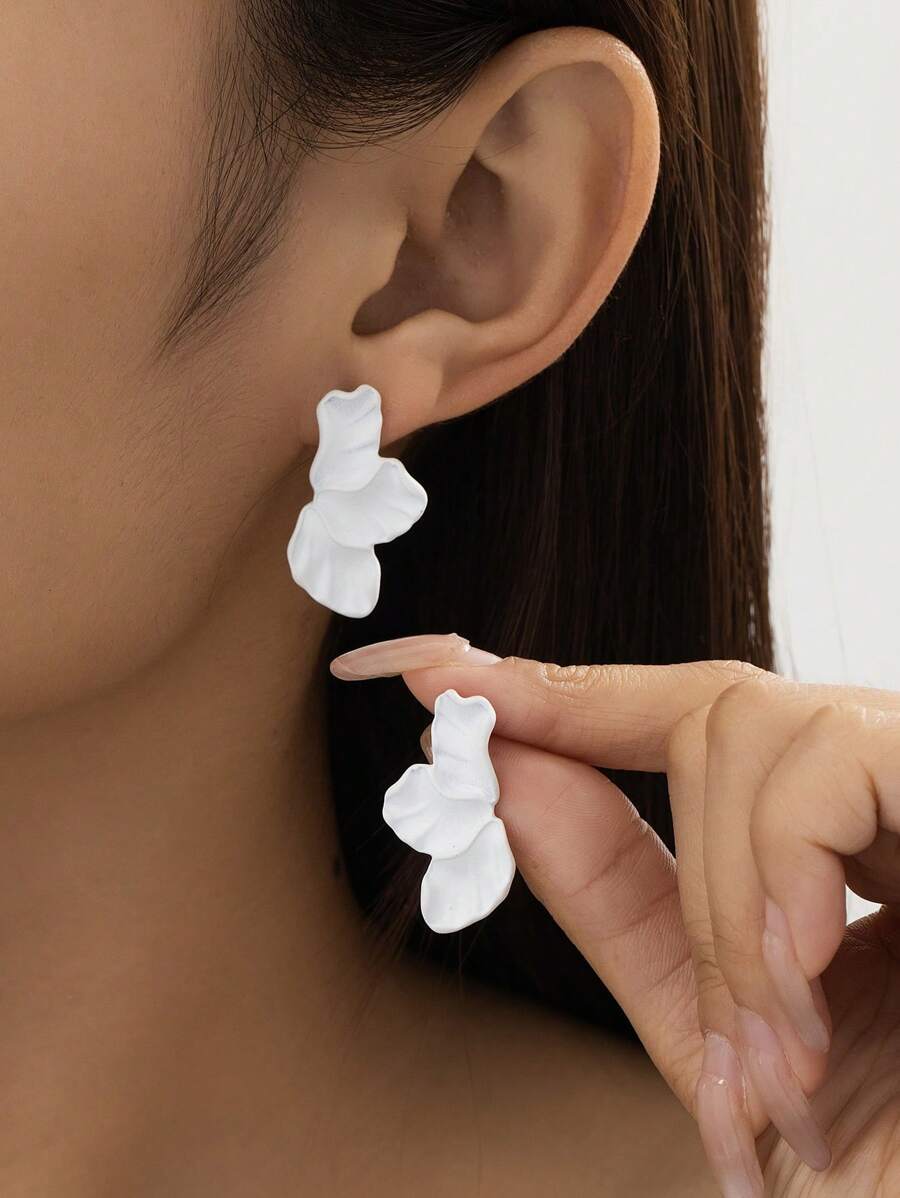 1 Pair Elegant White Soft Pleated Delicate Asymmetrical Flower Stud Earrings, Suitable For Women As Wedding/Vacation/Date Outfit Gift