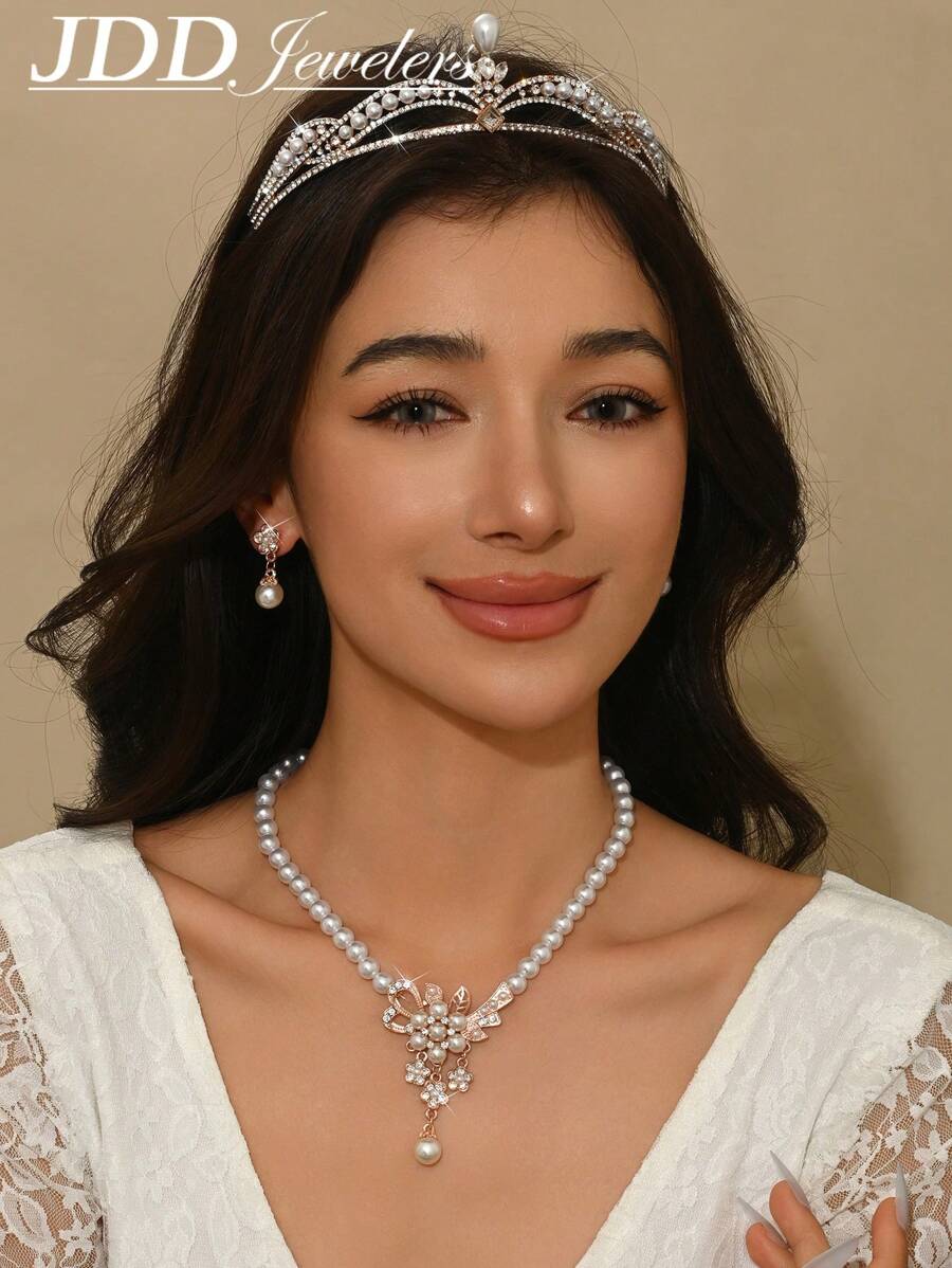 Conjunto de joyería de 4 piezas con collar, aretes y corona con flor de perla metálica enchapada