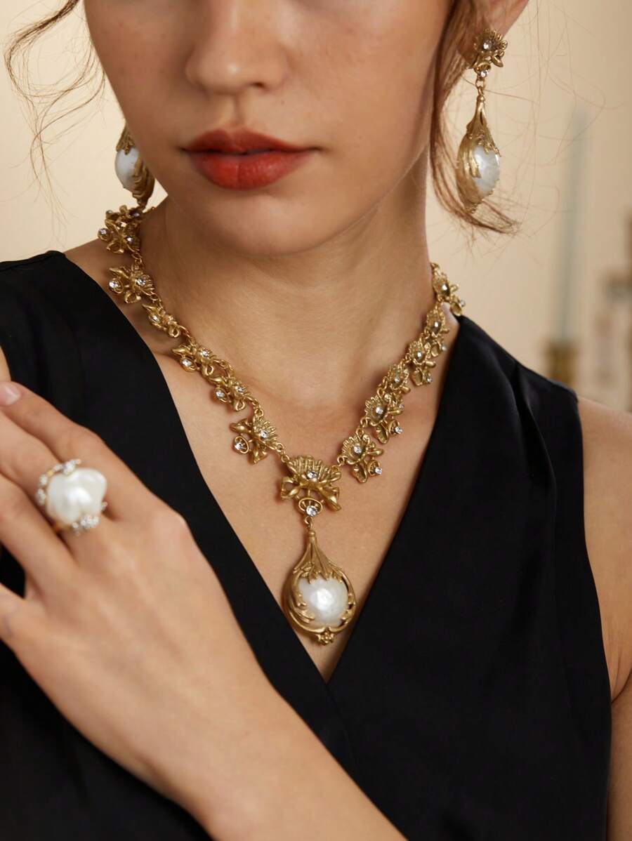 Conjunto de joyas de collar, pendientes y anillo de oro laminado de 18K con talla de flores, nácar y perlas barrocas envejecidas de manera vintage