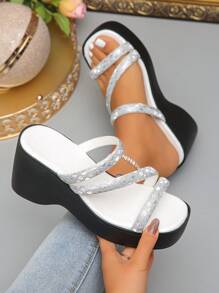 Paillettes argentate su sfondo bianco