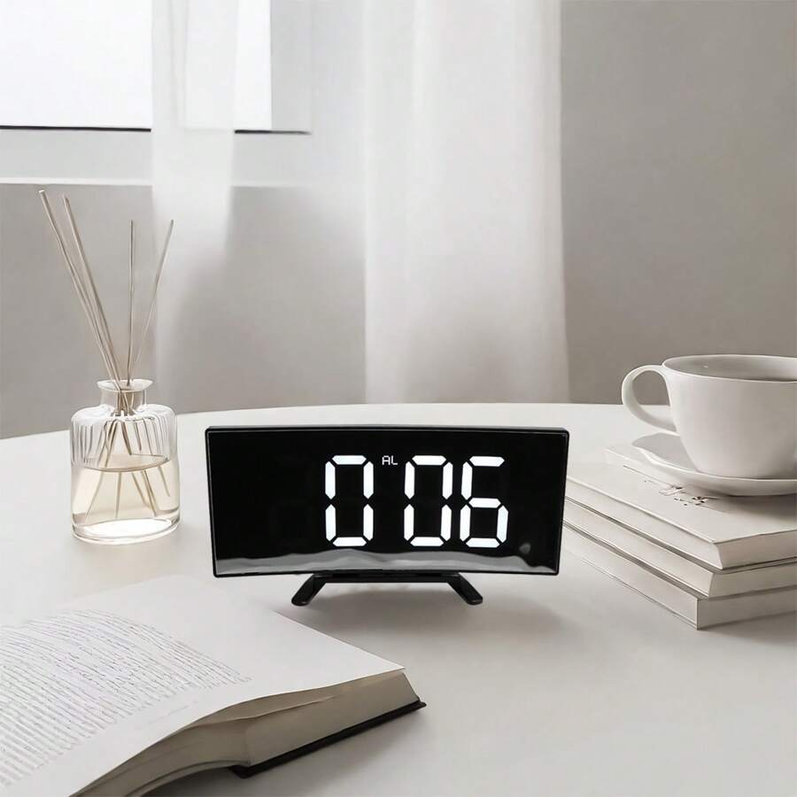 1 قطعة ساعة منبه ديجيتال بشاشة LED انعكاسية منحنية، شاشة عرض كبيرة، إضاءة ليلية، تصميم إبداعي لديكور الغرفة والنوم والسكن الطلابي، ديكور عودة إلى المدرسة أو باعتبارها هدية مفاجأة