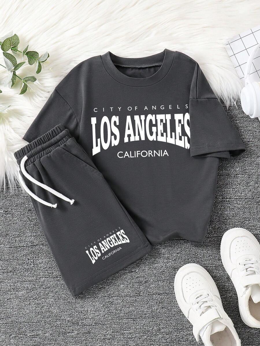 Set tricou și pantaloni scurți cu mânecă scurtă și imprimeu cu litere pentru băieți
