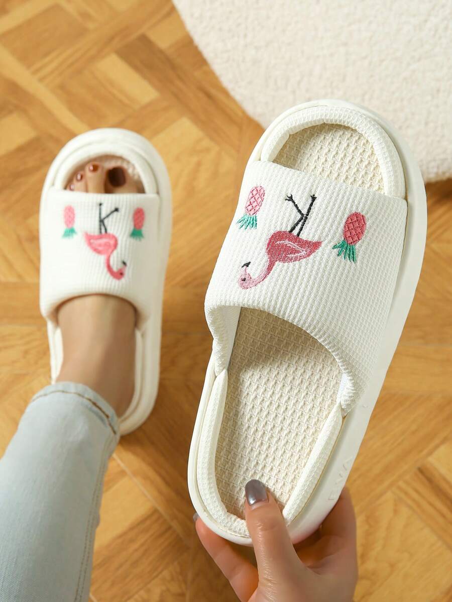 Sandálias de Plataforma com Bordado de Flamingo e Abacaxi, Confortáveis e na Moda, Imperdível para o Verão! Sandálias de Plataforma com Estampa Fofa de Flamingo + Abacaxi, Confortáveis e Chamativas. Macias e Adoráveis! Chinelos de Plataforma com Bordado de Flamingo e Abacaxi, Desbloqueando um Novo Estilo de Casa na Moda para Mulheres. Chinelos Domésticos com Bordado Cartoon, Respiráveis, Sola Grossa de Linho, Macios e Confortáveis, Muito. Sola Grossa Antiderrapante, Adequada para Todas as Estações. Chinelos internos, Chinelos externos, Chinelos Femininos