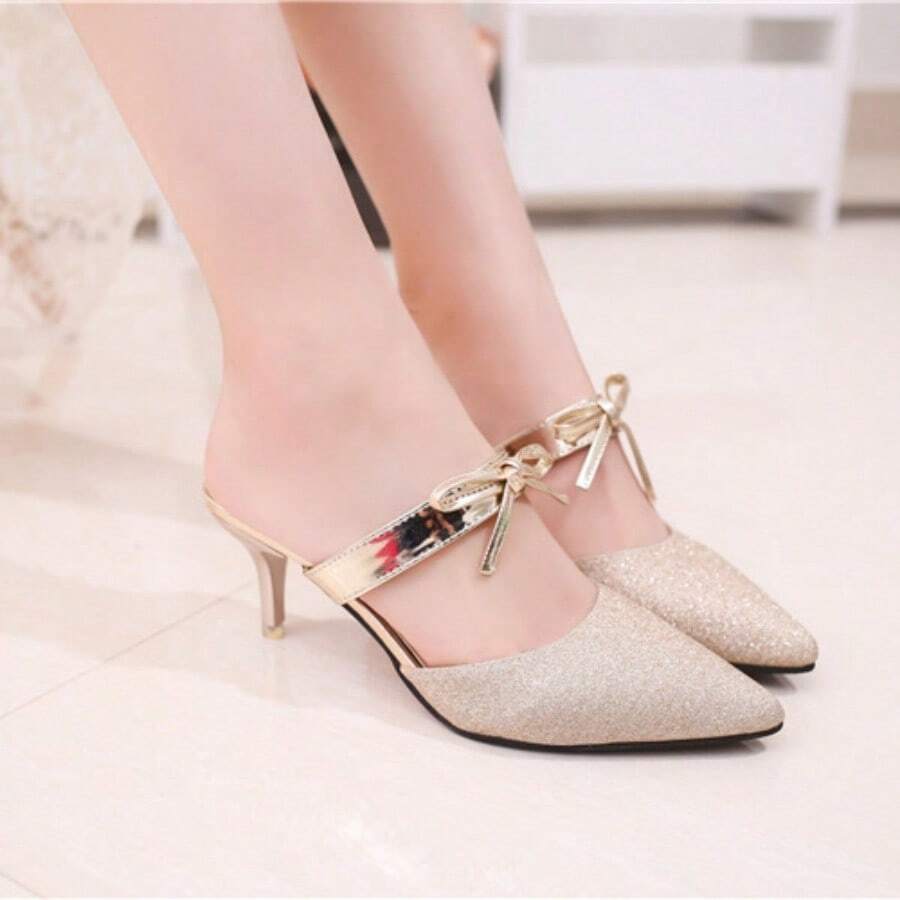 Nouveaux talons hauts pointus, de couleur unie et décorés d'un nœud - femmes élégantes avec des talons larges