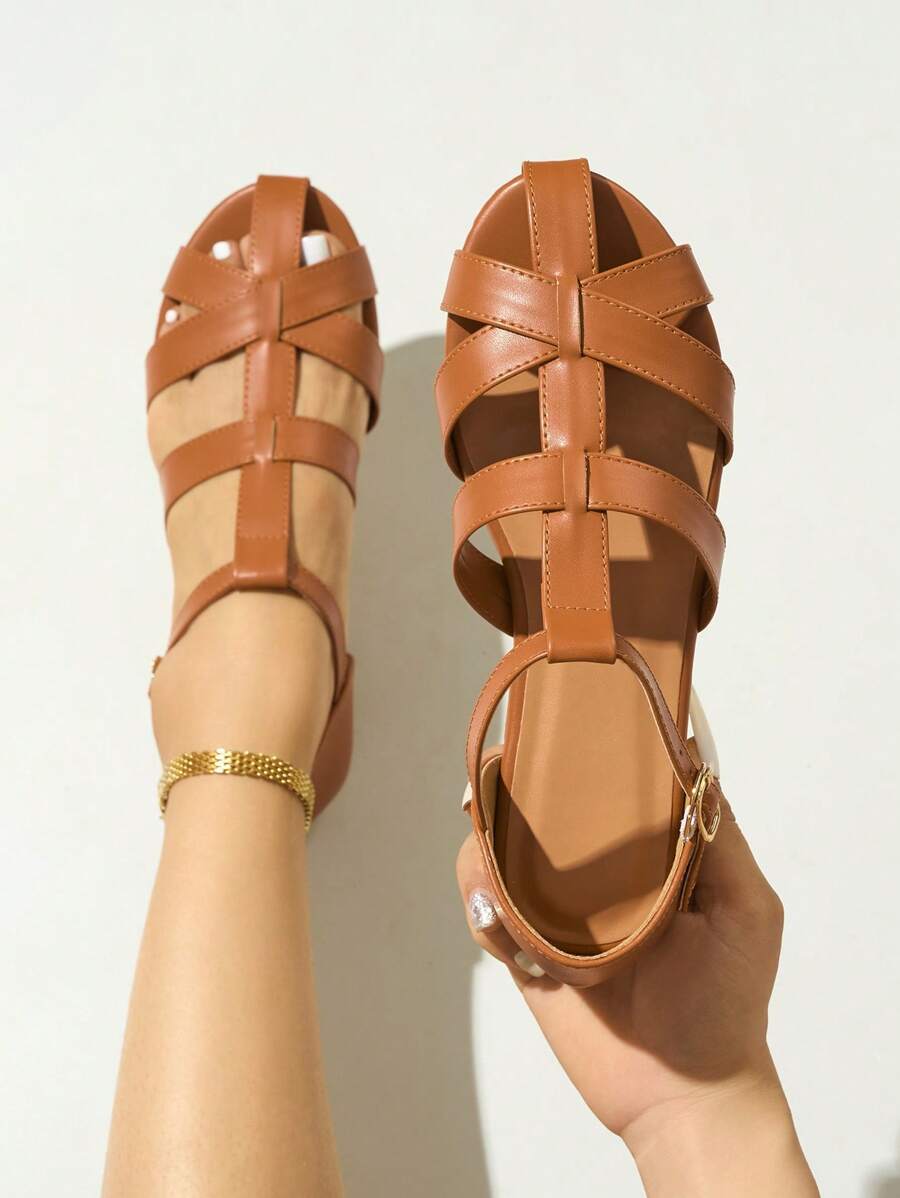 Nuevas sandalias romanas planas para mujer para exteriores, sandalias de mujer con decoración metálica en marrón, de punta redonda, de suela gruesa antideslizante, de varios tamaños, sandalias casuales, de paseo, de fiesta, bohemias y elegantes con hebilla para mujer