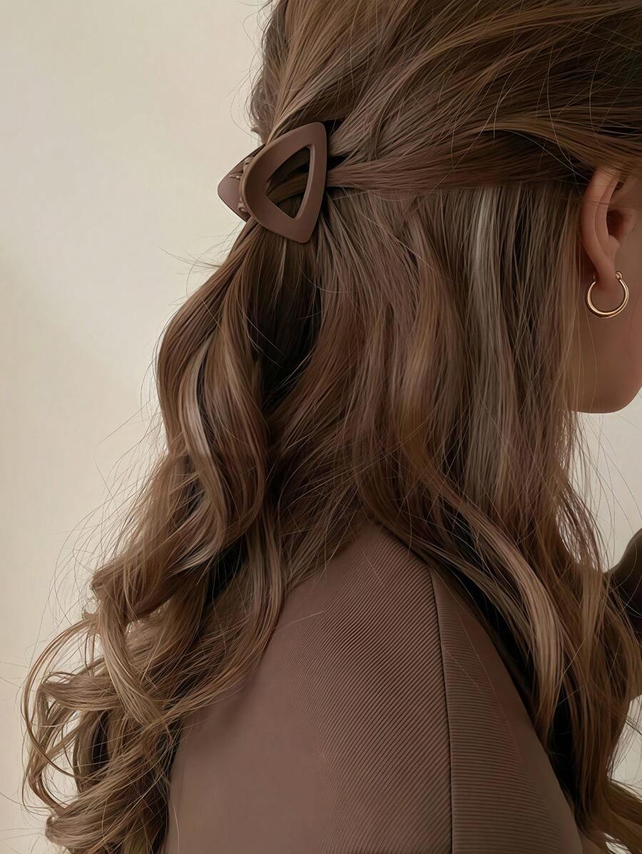 1 pièce Pince à cheveux en plastique légère mate de couleur unie marron en forme de triangle pour femmes. Accessoire capillaire élégant polyvalent et haut de gamme, convenant aux coiffures quotidiennes comme la queue de cheval, le chignon, le maquillage, s'assortissant aux tenues estivales. Pince à cheveux, pince à mâchoire, pince à cheveux, pince à cheveux.