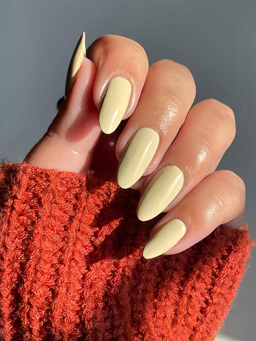 Migliora istantaneamente il tuo aspetto con 24 unghie finte a mandorla di medie dimensioni, colore giallo chick solido, stile Y2K, sensazione di alta qualità, con 1 limetta e 1 foglio di nastro, per donne e ragazze