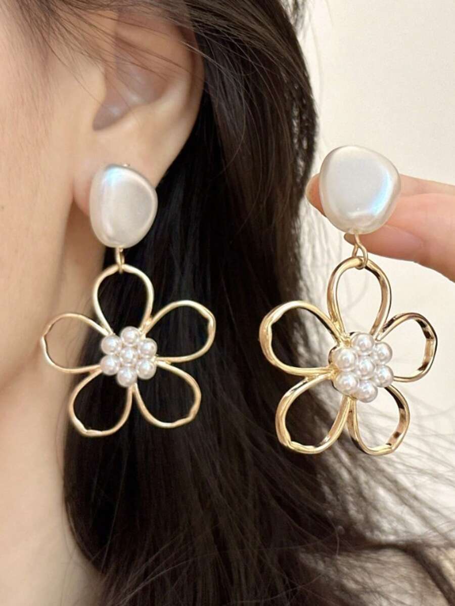 1 Pair Geometric Design Exaggerated Faux Pearl Hollow Big Petal Earrings, Korean Style Vintage Elegant Sweet Ear Jewelry, Perfect As Valentine's Day Gift For Girlfriend To Express Love, Mother's Day Gift For Mom To Convey Gratitude, Birthday Or Anniversary Special Present
