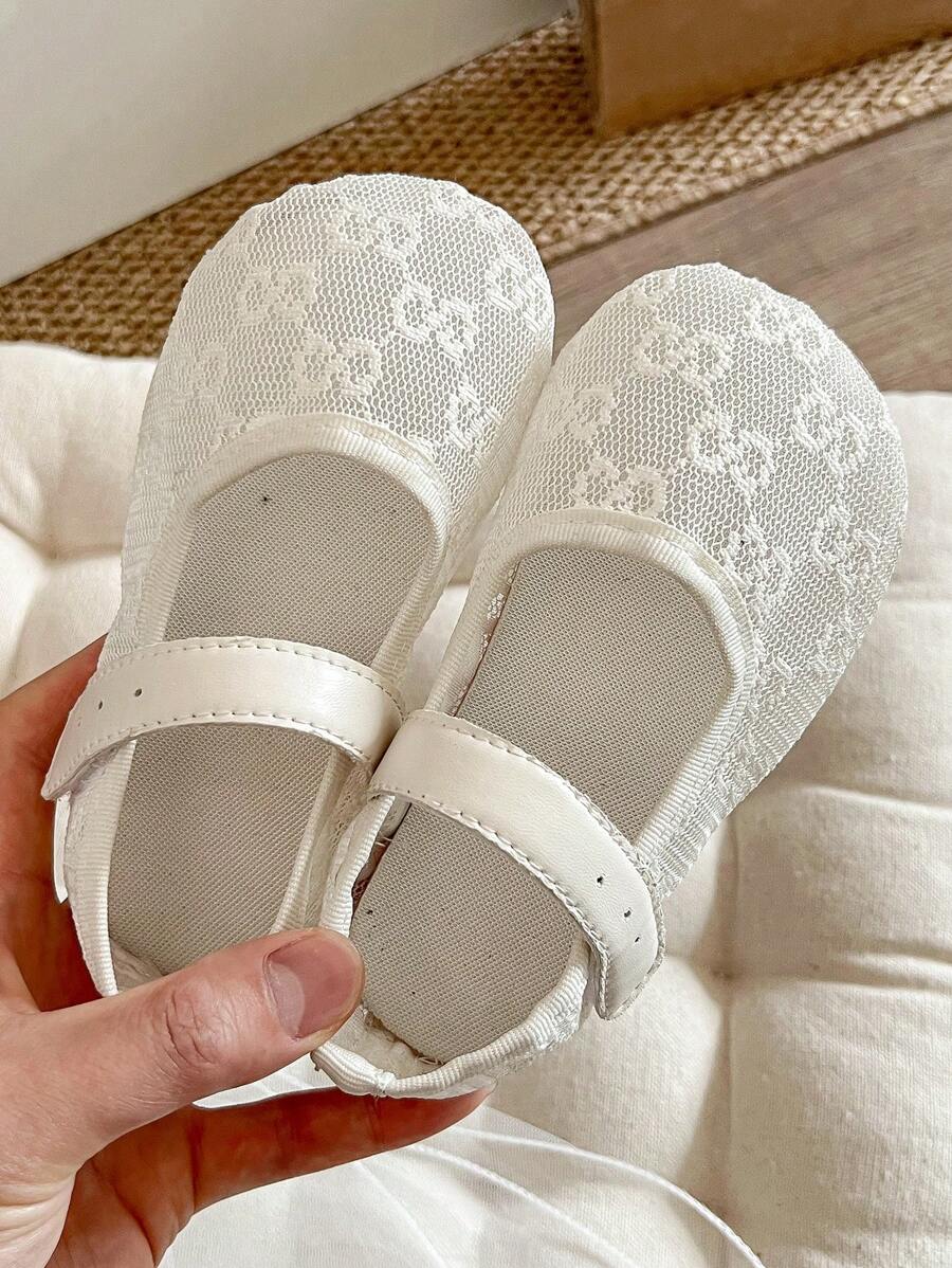Zapatos planos de moda de verano 2025 para niñas, estilo vintage elegante con tela de malla, bordado de perlas y detalles de malla