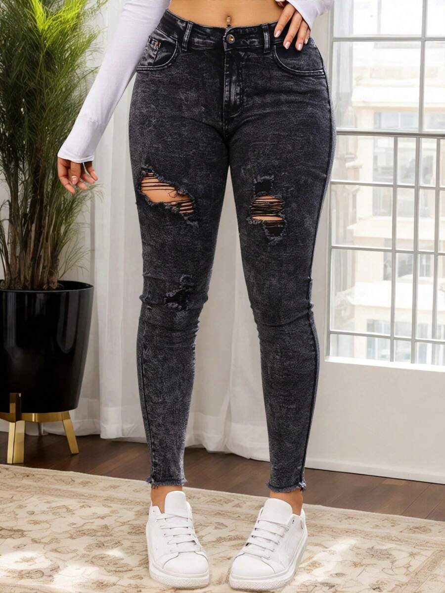 Jeans para mujer en negro desgastado con desgarros, de estilo skinny, ideal para estilos casuales y urbanos