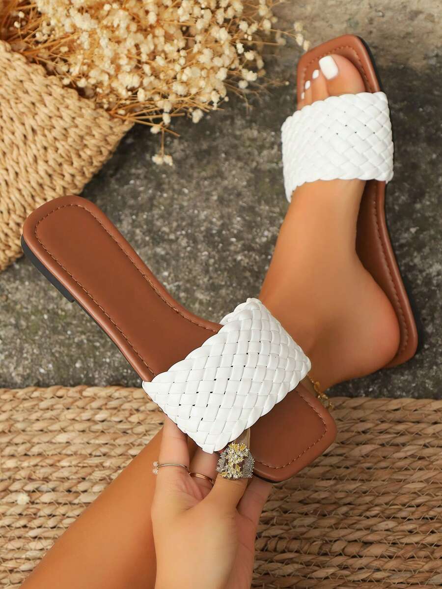 Nuevas sandalias planas de moda con diseño de correa tejida única, chanclas planas con correa de dedo, estilo casual de playa y resort, aptas para uso diario en primavera y verano. Disponible en rosa suave, rojo vivo, fucsia vibrante, negro clásico y blanco puro.