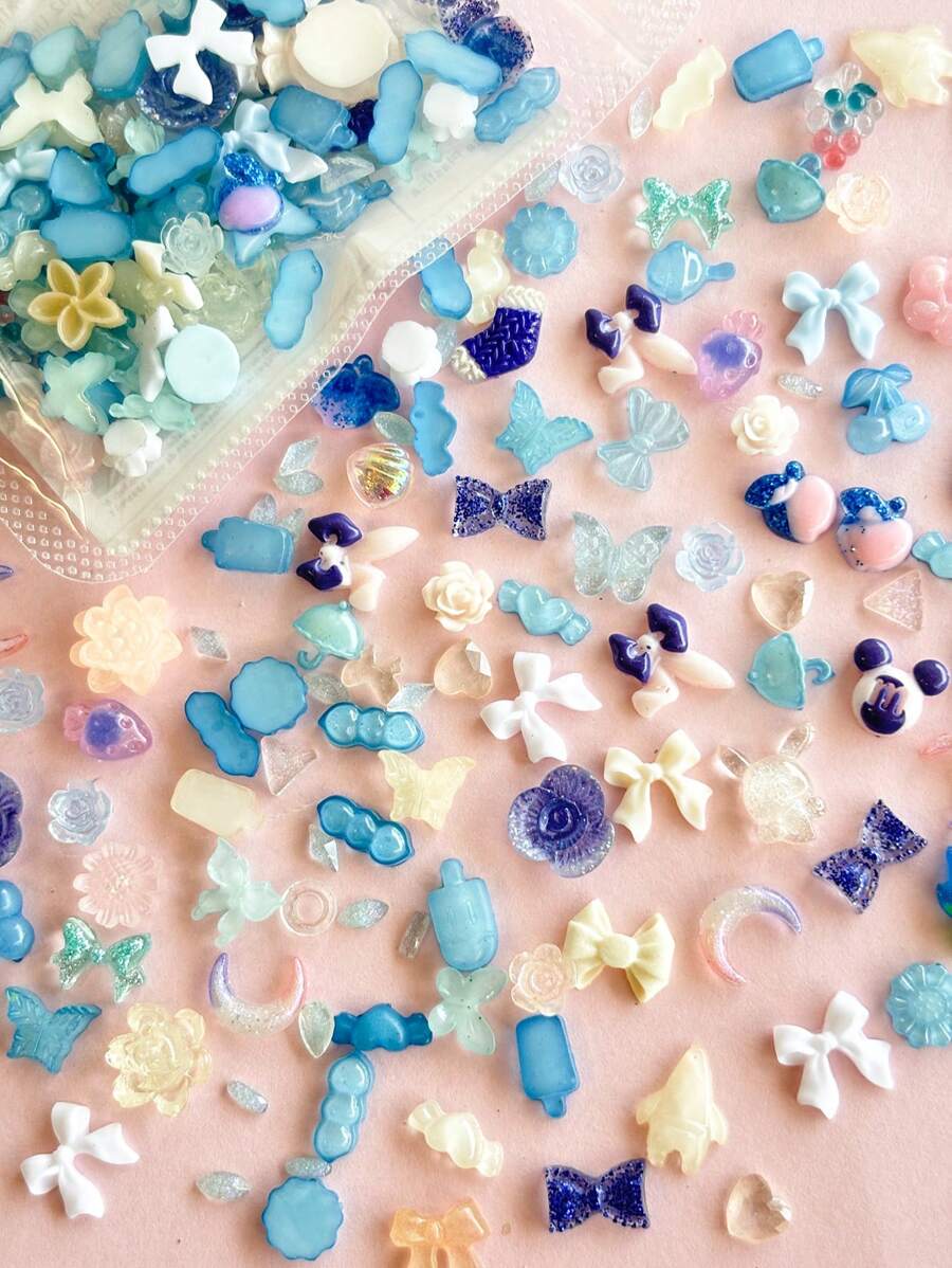 100-120 piezas Conjunto aleatorio con talla grande de una docena de estilos de instalaciones de arte de uñas DIY que incluye moños, conejos, corazones, camelias, rosas, uvas, libélulas, osos, pajaritas, modelos luminosos, modelos de aurora, mariposas, gotas de agua, girasoles, formas de dibujos animados, etc. para decoración de estuches de teléfonos móviles, donde niños y niñas pueden elegir entre una variedad de colores