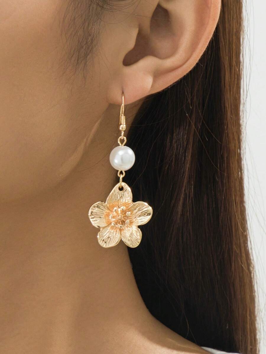1 paire de boucles d'oreilles élégantes et élégantes en style rétro coréen avec faux perles et pendentif floral à 5 pétales. Cadeau de mariage romantique, convenant pour les sorties, les mariages et le port quotidien