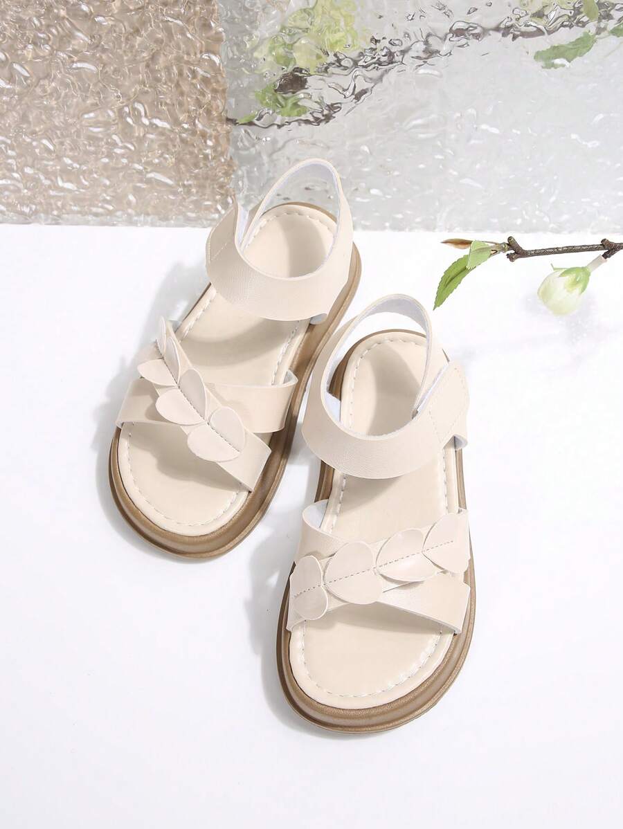 1 par de sandalias planas con correa cruzada y decoración de corazón, de punta abierta, antideslizantes y cómodas, aptas para niñas de 3 a 15 años, para uso casual de playa y vacaciones de verano