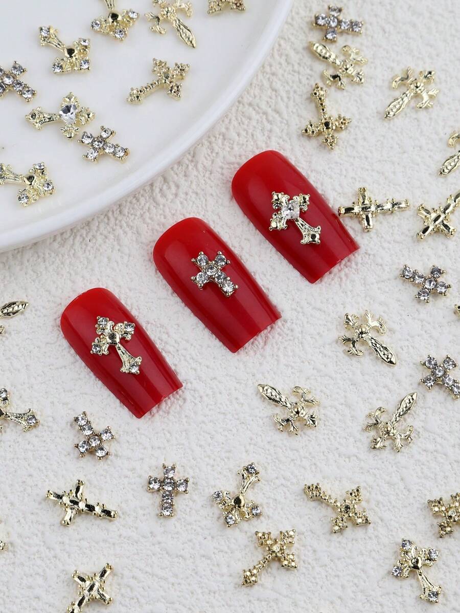Set di 30 Pezzi di Charm per Unghie in Oro con Gemme Dorate per Unghie, Charm a Croce Dorati e Charm con Vergine Maria - Decorazioni per Unghie in Stile Y2K 3D Dorate, Charm per Unghie Argento, Perle, Gemme di Diamanti, Decorazioni per Unghie in Metallo Dorato e Argentato Vintage Punk
