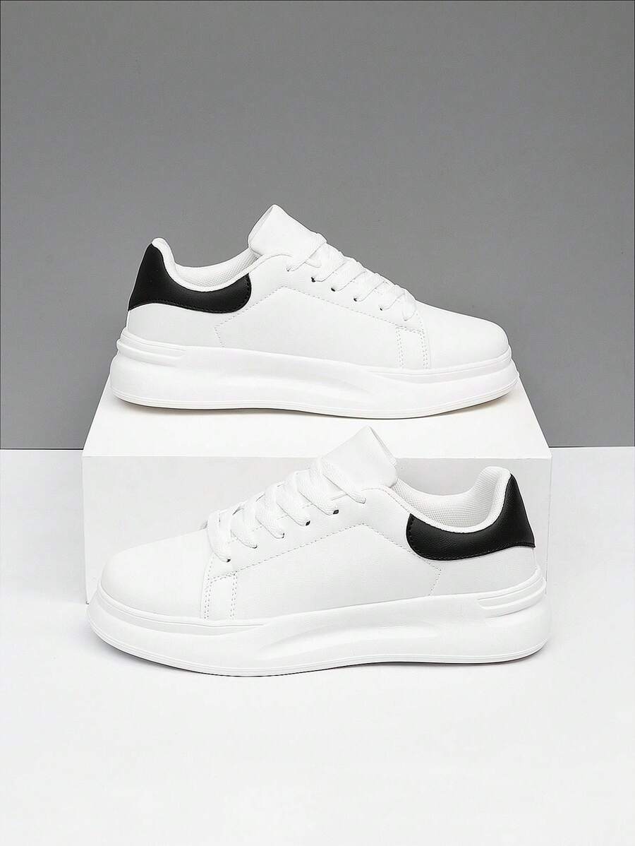 Classiche e semplici sneaker bianche, un must have per il ritorno a scuola per giovani e adolescenti, adatte per l'estate