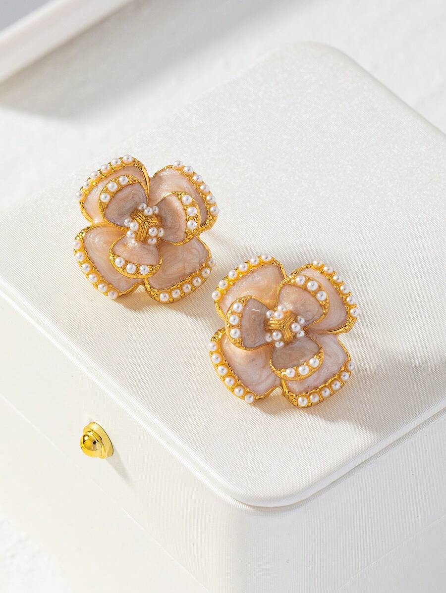 1 par de pendientes tipo botón con diseño delicado de gota de aceite rosa, flor de camelia y perla, adecuados para el uso diario de la mujer