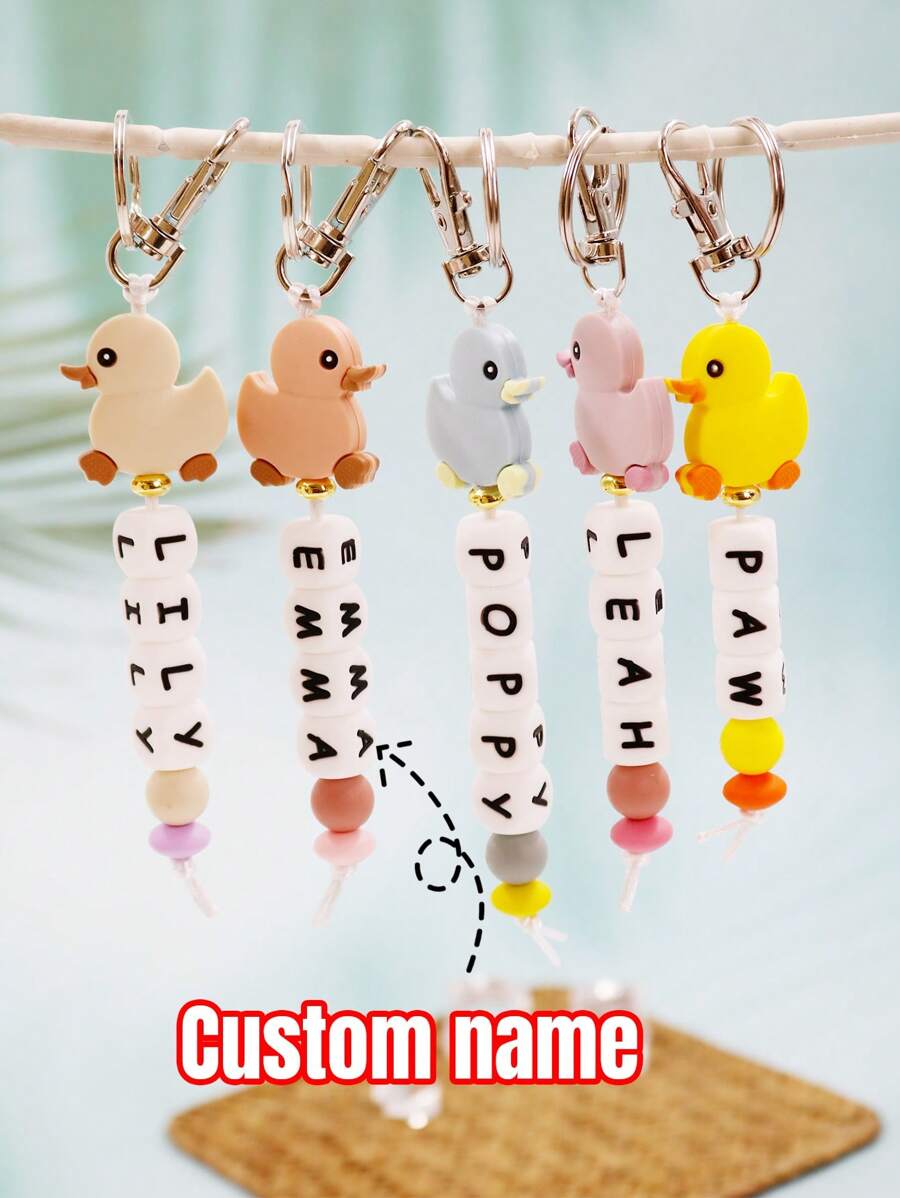 LICVIC Porte-clés personnalisé, pendentif animal de bande dessinée personnalisé, porte-clés en silicone canard personnalisé, porte-clés personnalisable avec lettres perlées, convient pour la Saint-Valentin, la Fête des Mères, la Fête des Enfants, les anniversaires, convient pour les clés DIY, les sacs d'école, les sacs à main, les décorations, convient pour elle/lui, la meilleure amie, le copain, le couple, le mari, la femme, le père, la mère, le collègue, la famille