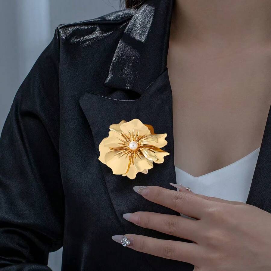 1pc Elegant Fashion Sexy Metal Flower Faux Pearl Inlaid Brooch/Lapel Pin For Women, Suitable For Party And Daily Wear