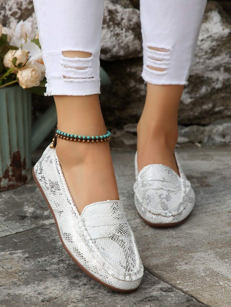 Nouvelles chaussures plates de mode pour femmes Printemps/Été 2025, design peau de serpent, bout rond, col bas, décontracté, léger, mode simple, semelle souple, confortable et antidérapante. Nouveau modèle de chaussures plates polyvalentes à la mode pour femmes
