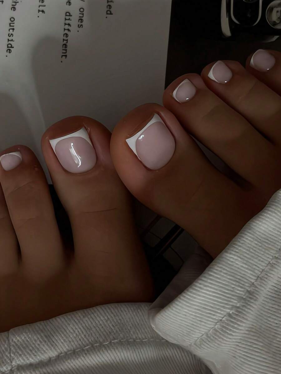 Migliora il tuo stile con 24 unghie per i piedi di forma quadrata, stile europeo semplice ed elegante, base color nudo bianco, punta francese in porcellana bianca, kit di unghie finte per donne e ragazze, include 1 foglio di adesivi e 1 strisce di gel alla gelatina, spedizione casuale