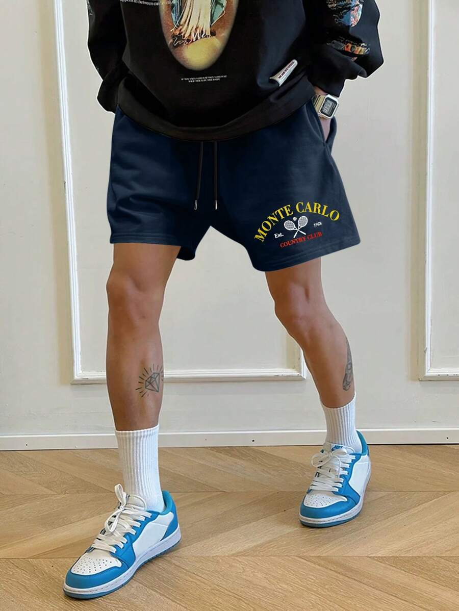 Pantalones cortos deportivos informales sueltos con cordón a la cintura, bolsillos laterales y estampado de letras de unicolor para hombres