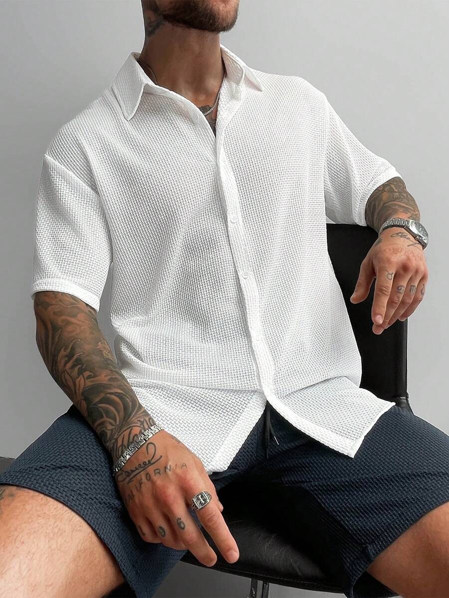 Ropa casual de vacaciones para hombre, perfecta para salidas y uso diario, con una camisa de manga corta suelta de unicolor clásico con cierre de botones.