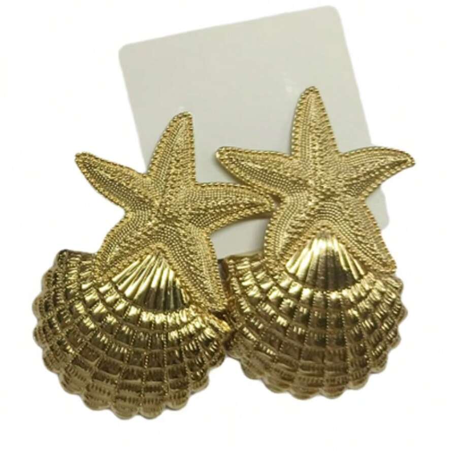 2 piezas de pendientes gruesos de mujer con diseño irregular y exagerado de estrellas de mar doradas, conchas de amor, espiral, incrustaciones de perlas falsas y geometría elíptica, con un procesamiento de superficie de tambor a capas y flecos. Accesorios de joyería adecuados para usar con vestidos, trajes de baño y ropa sexy en fiestas, bailes y otros eventos especiales a lo largo del año.