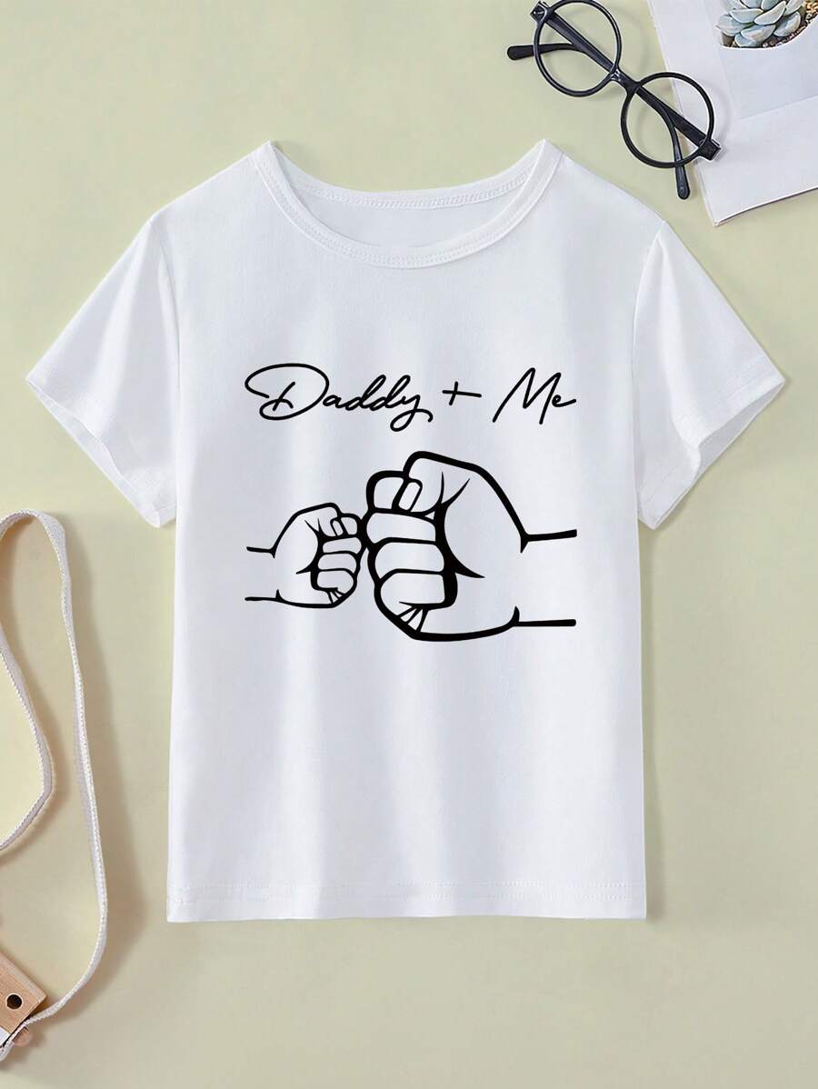 Camisa T Infantil com Vínculo Pai-Filho Apresentando um Padrão de Punho em Forma de Letra na Estampa, Adequado para Uso no Verão no Dia dos Pais