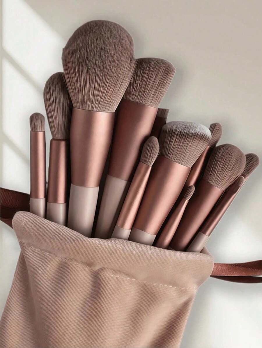 15 pièces Ensemble de pinceaux de maquillage, 13 pinceaux de maquillage et 2 éponges de maquillage, utilisation double humide et sèche, outils de maquillage essentiels, cadeau idéal pour Noël, Nouvel An, Fête des Mères, Remise des diplômes