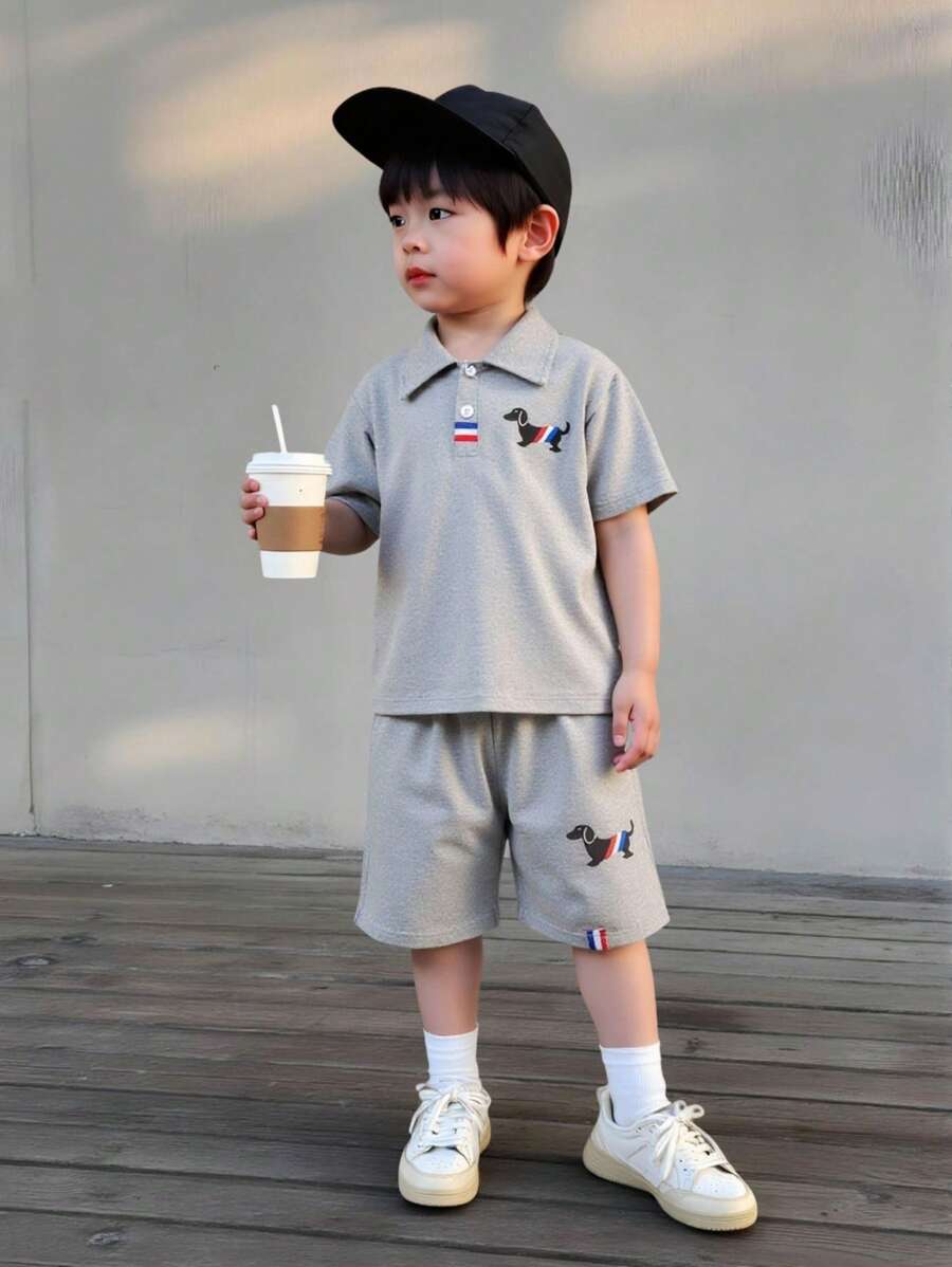 Set de două piese pentru băieți, stil sport, casual, cu un model cu câini mici, combinat cu un design cu dungi roșii, albe și albastre, set de tricou cu guler POLO, pantaloni scurți, confecționat din material confortabil, potrivit pentru ținute casual zilnice în aer liber, vara.