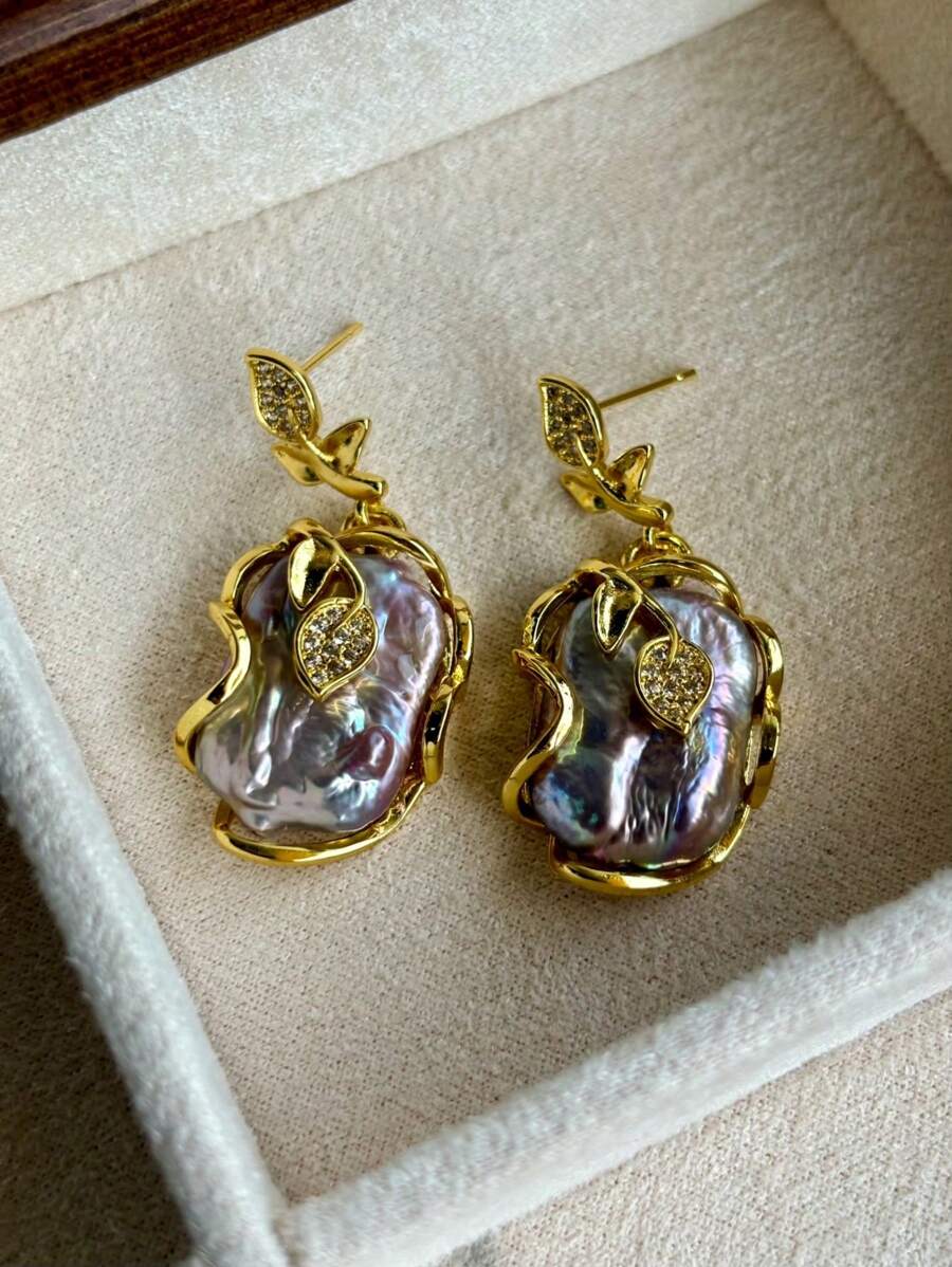 1 paire de boucles d'oreilles à tige en perle baroque naturelle vintage de haute qualité avec pendentif feuille dorée. Élégantes pour le port quotidien.