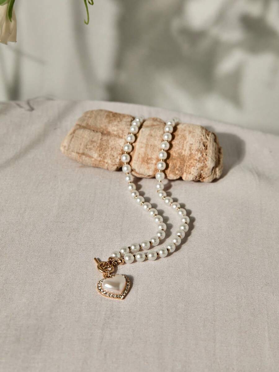 Pendentif en forme de cœur avec de faux perles et des billes. Bijou de cou adorable, parfait pour toute occasion : Saint-Valentin, Maman, Fête des mères, Cadeau