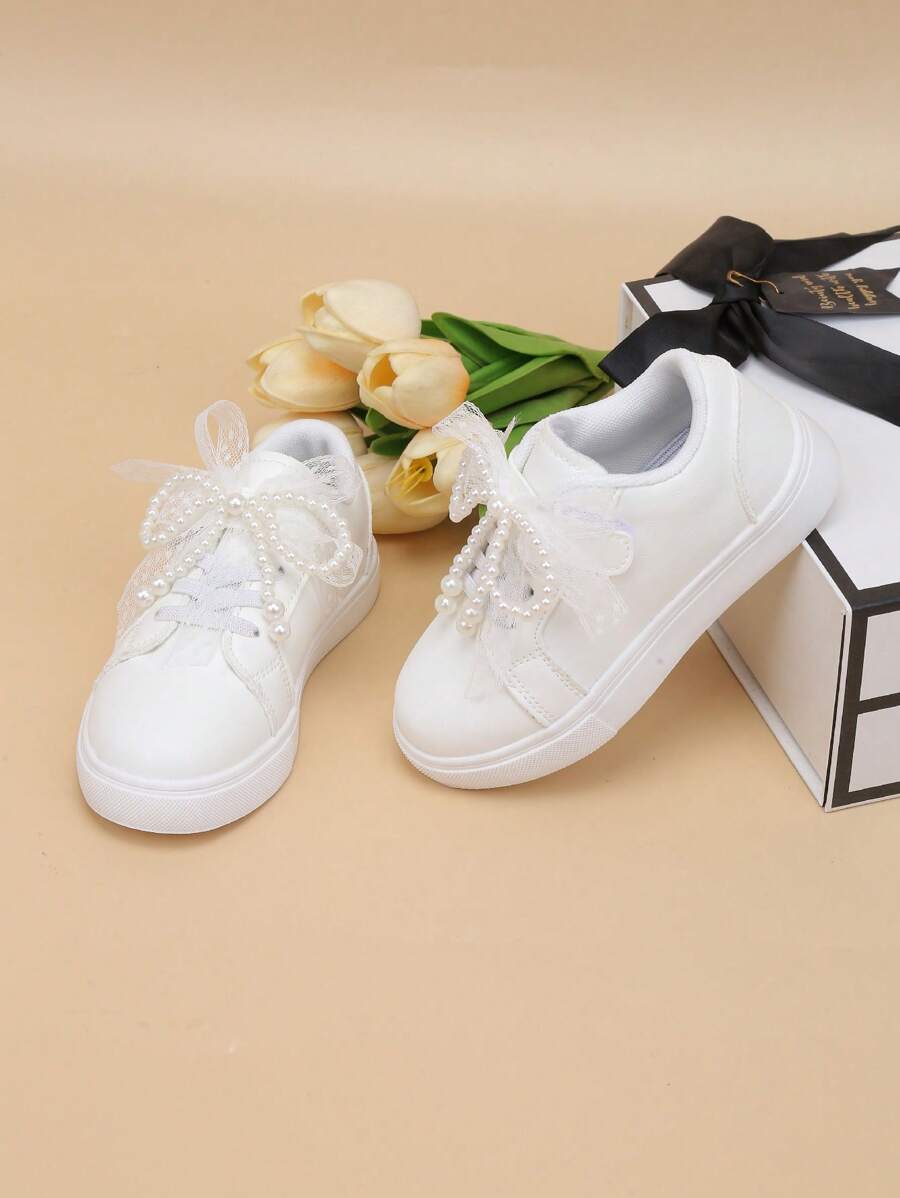 Tênis Casuais Brancos Novos de Menina com Detalhes em Renda e Pérolas