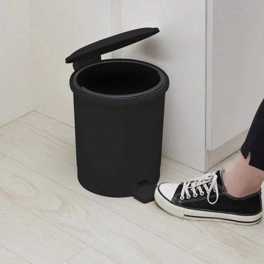 1pc Black Plastic Indoor Trash Can Combines Style, Convenience And Durability To Make Trash Disposal Easy And Efficient, Withstanding Daily Use While Maintaining A Tidy, Modern Aesthetic