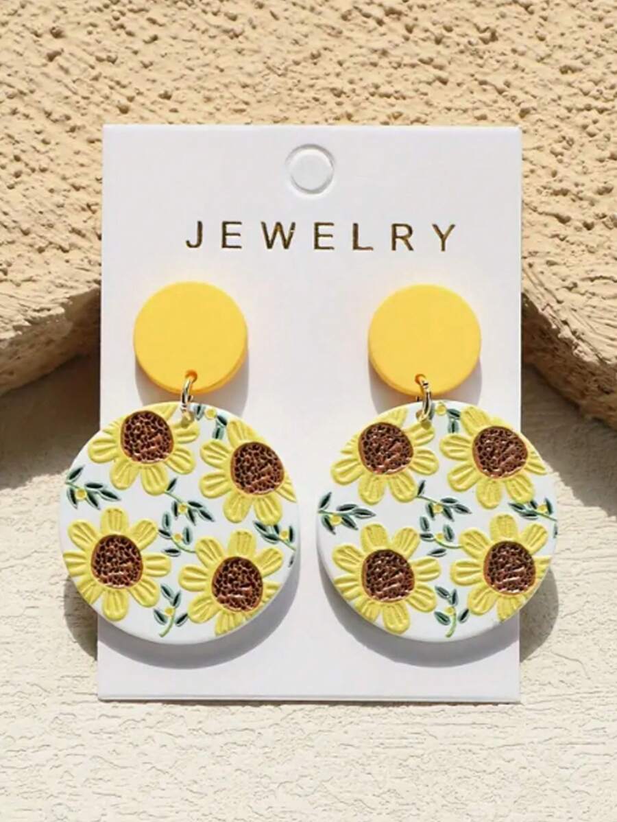 Un paio di orecchini pendenti a forma di girasole, gioielli estivi rotondi, un regalo per le signore, per il compleanno di un'amica, per la stagione di laurea e per la stagione di rientro a scuola