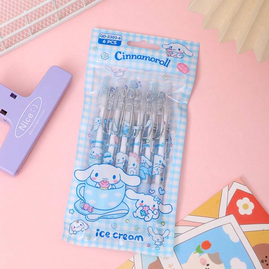 Sanrio 6er-Set Sanrio Nadelschreiber Cinnamoroll Hello Kitty 0,5 schwarze Push-Kugelschreiber, Kuromi My Melody Büro Schule Push Signature Stift Set, Pochacco Pompompurin süße Cartoon Gelschreiber mit Haken, Flüssigkeitssicher, durchgängige Tinte, einfach mitzunehmen, Geschenkset Schreibwaren, Schreibfehler können leicht durch Reibung korrigiert werden, geeignet für Büro, Studium, Tagebuch und andere multifunktionale Zulieferungen, ideal als Geschenkset in der Schulsaison zur Rückkehr an die Schule