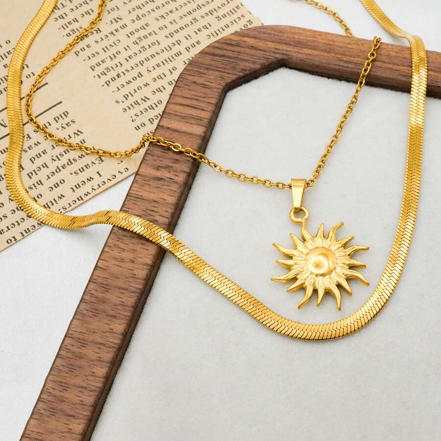 Collar de capas de acero inoxidable de diseño elegante y versátil con colgante de doble capa chapado en oro de 18K, de diseño de alta gama adecuado para el uso diario de la mujer