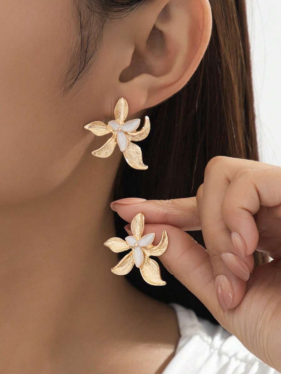 1 Pair Elegant & Charming White Enamel Layered Asymmetrical Floral Stud Earrings, Suitable For Vacation, Casual, Date, Party Wear