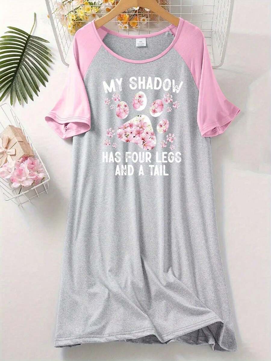1 pieza Camisón informal de talla grande para mujer con estampado de flores, patas de perro y letras, de manga corta raglán y cuello redondo