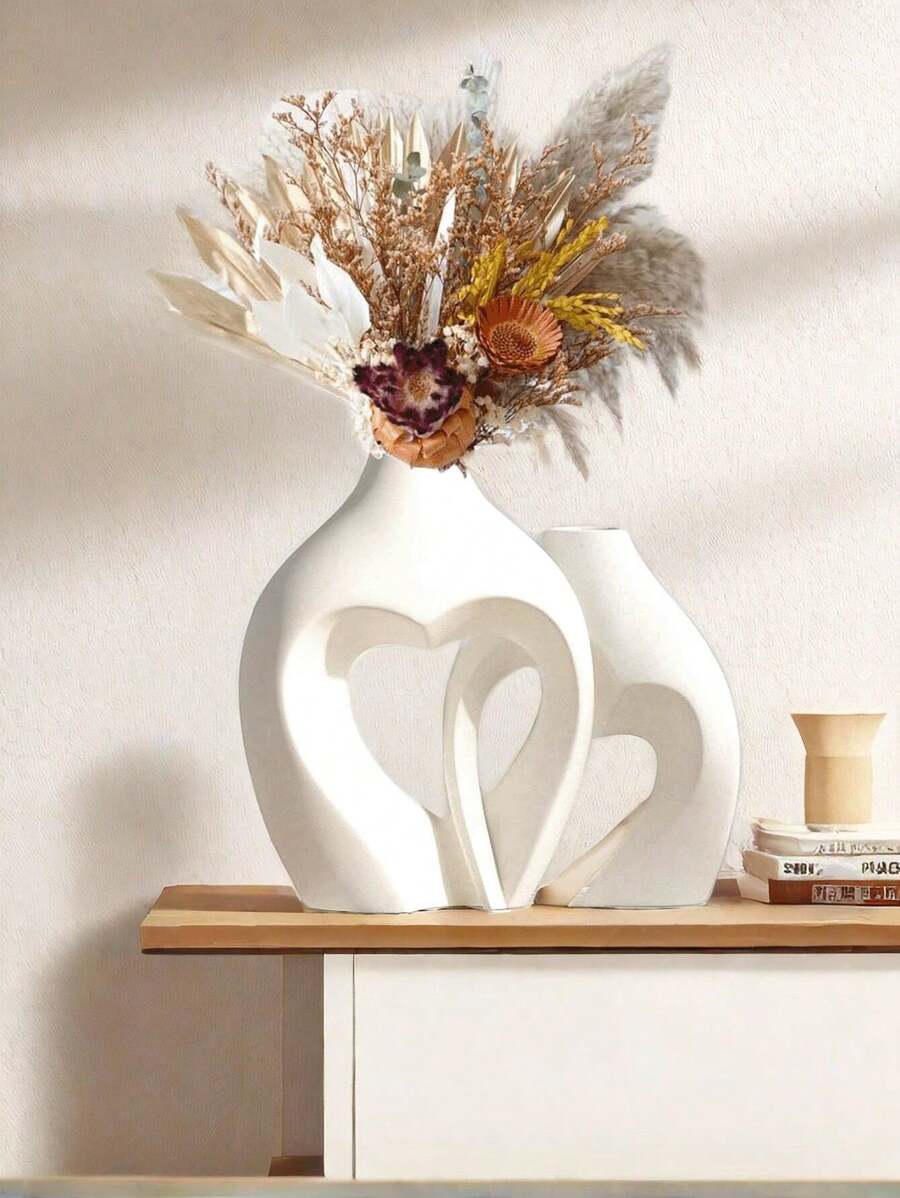 Ein Set mit 2 großen liebevoll gestalteten Vasen: Moderne, weiße, elegante Herz-förmige Vasen mit ausgefallener Durchbrucharbeit, dekorieren den Raum das ganze Jahr über