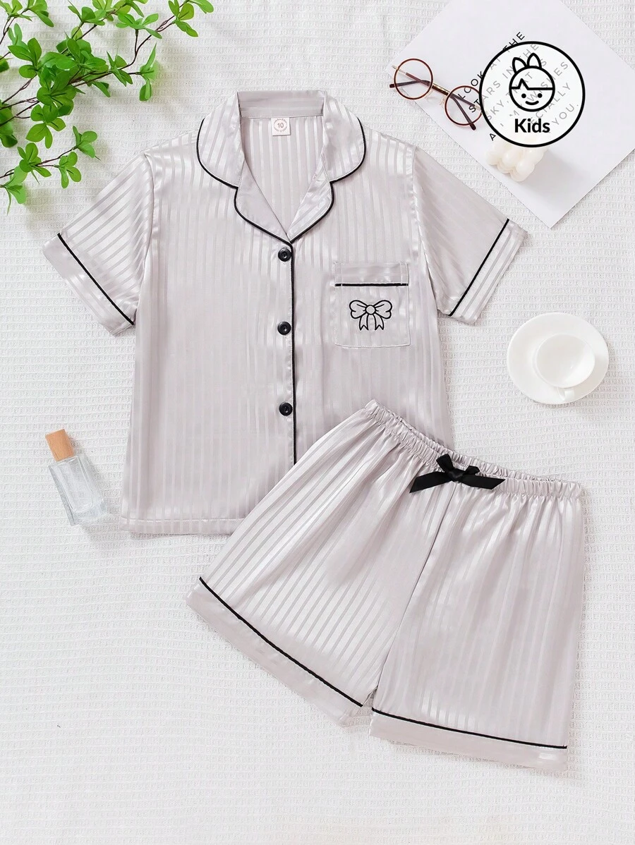Set de 2 piezas de top de manga corta con botones y pantalones cortos con lazo, con rayas plateadas bordadas, estilo casual y lindo para primavera/verano, pijama y ropa de estar en casa para niña pre-adolescente
